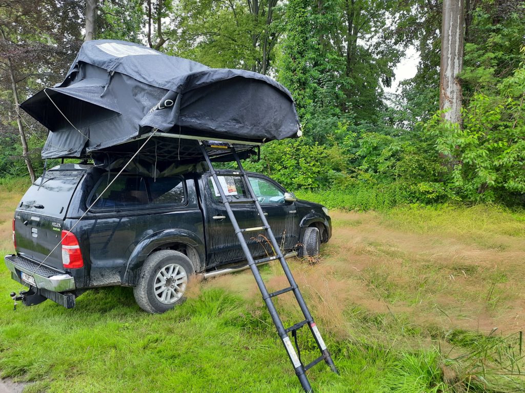 Wolo Outdoors et Almagic, des tentes de toit sur l'un des véhicules de traction de l'asbl